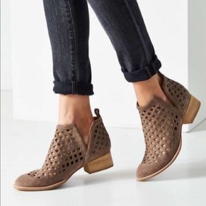 Taggart Stylish Cut Out Booties Very Comfotable Size:8 Taupe